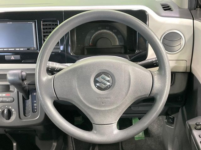 �C���e���A�ɍ��킹���f�U�C���̃X�e�A�����O�́A�^�]�������̂��Ƃ��l���A�^�]���₷���`��A�傫���ł��B�����x�A���ۂɐG���Ă��m���߂��������B