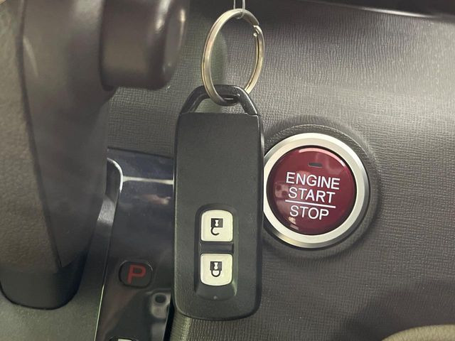 �yHonda�X�}�[�g�L�[�z�J�o����|�P�b�g�ɓ��ꂽ�܂܂ł��h�A�̎{���E�������\�ȃX�}�[�g�L�[�𑕔��B�G���W���̃I���E�I�t�����J�M�����o���K�v����������Ƃ��Ă��֗��ł���