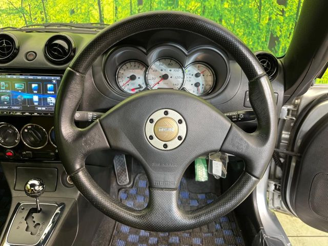�C���e���A�ɍ��킹���f�U�C���̃X�e�A�����O�́A�^�]�������̂��Ƃ��l���A�^�]���₷���`��A�傫���ł��B�����x�A���ۂɐG���Ă��m���߂��������B
