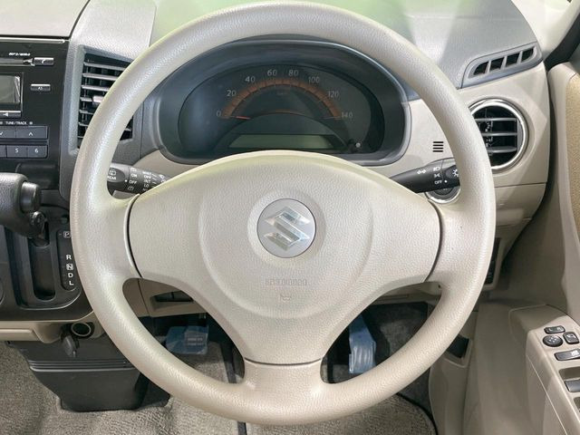 �C���e���A�ɍ��킹���f�U�C���̃X�e�A�����O�́A�^�]�������̂��Ƃ��l���A�^�]���₷���`��A�傫���ł��B�����x�A���ۂɐG���Ă��m���߂��������B