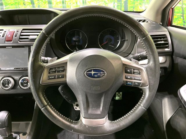 �C���e���A�ɍ��킹���f�U�C���̃X�e�A�����O�́A�^�]�������̂��Ƃ��l���A�^�]���₷���`��A�傫���ł��B�����x�A���ۂɐG���Ă��m���߂��������B