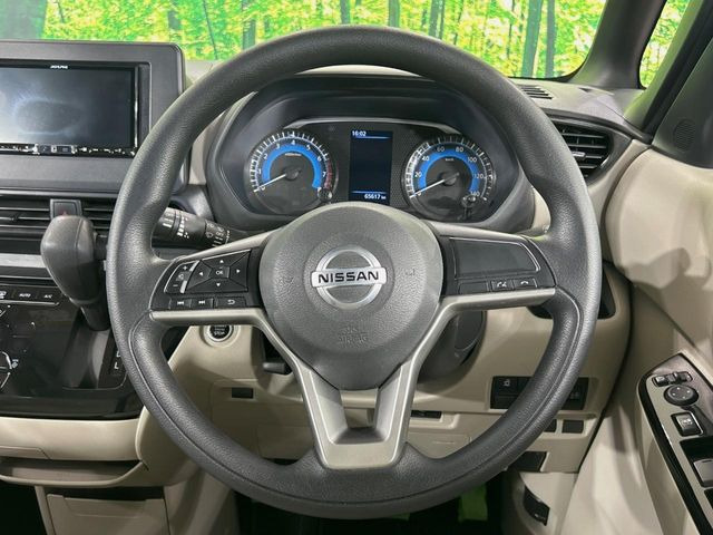 �C���e���A�ɍ��킹���f�U�C���̃X�e�A�����O�́A�^�]�������̂��Ƃ��l���A�^�]���₷���`��A�傫���ł��B�����x�A���ۂɐG���Ă��m���߂��������B