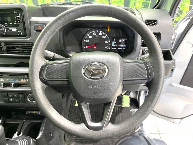 �C���e���A�ɍ��킹���f�U�C���̃X�e�A�����O�́A�^�]�������̂��Ƃ��l���A�^�]���₷���`��A�傫���ł��B�����x�A���ۂɐG���Ă��m���߂��������B