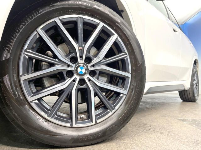 ●純正18インチアルミホイール:輸入車ならではの卓越した走りを支えるホイールと足回りです!日本車の走りに慣れている方にもぜひ体感して頂きたいほど、高いレベルでまとまっています!