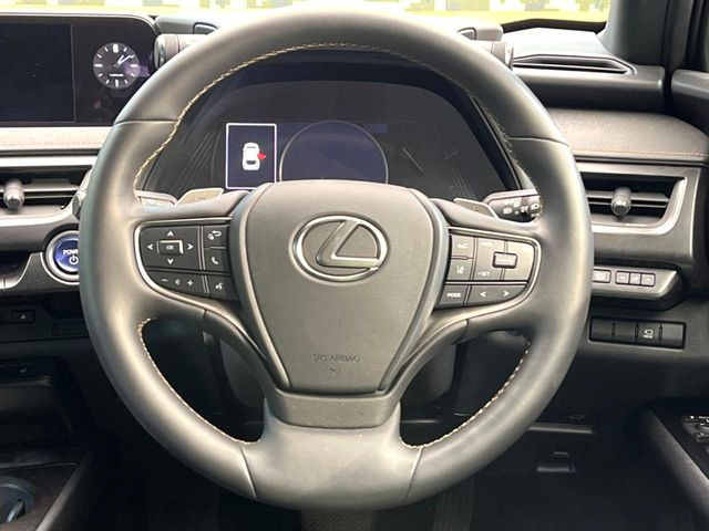 �C���e���A�ɍ��킹���f�U�C���̃X�e�A�����O�́A�^�]�������̂��Ƃ��l���A�^�]���₷���`��A�傫���ł��B�����x�A���ۂɐG���Ă��m���߂��������B