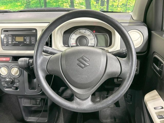 �C���e���A�ɍ��킹���f�U�C���̃X�e�A�����O�́A�^�]�������̂��Ƃ��l���A�^�]���₷���`��A�傫���ł��B�����x�A���ۂɐG���Ă��m���߂��������B