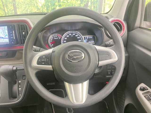 �C���e���A�ɍ��킹���f�U�C���̃X�e�A�����O�́A�^�]�������̂��Ƃ��l���A�^�]���₷���`��A�傫���ł��B�����x�A���ۂɐG���Ă��m���߂��������B