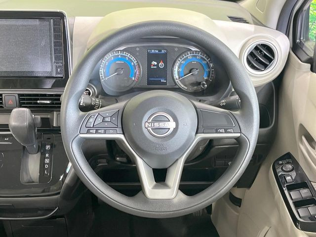 �C���e���A�ɍ��킹���f�U�C���̃X�e�A�����O�́A�^�]�������̂��Ƃ��l���A�^�]���₷���`��A�傫���ł��B�����x�A���ۂɐG���Ă��m���߂��������B