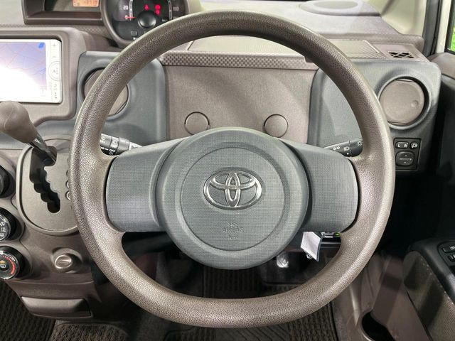 �C���e���A�ɍ��킹���f�U�C���̃X�e�A�����O�́A�^�]�������̂��Ƃ��l���A�^�]���₷���`��A�傫���ł��B�����x�A���ۂɐG���Ă��m���߂��������B