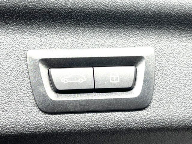 ●電動リアゲート:ワンタッチでリアゲートの開閉ができ、荷物などで両手が塞がっている状態でも簡単に開閉ができる便利機能です。