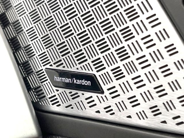 ●harman/kardonサウンドシステム:オーディオ専門メーカーが手掛けるプレミアムスピーカーを装備。多数のスピーカーから、音の粒立ちまで分かる高品質な音楽をお楽しみいただけます。