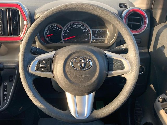 �C���e���A�ɍ��킹���f�U�C���̃X�e�A�����O�́A�^�]�������̂��Ƃ��l���A�^�]���₷���`��A�傫���ł��B�����x�A���ۂɐG���Ă��m���߂��������B