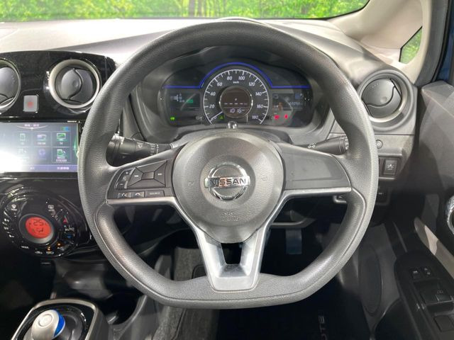 �C���e���A�ɍ��킹���f�U�C���̃X�e�A�����O�́A�^�]�������̂��Ƃ��l���A�^�]���₷���`��A�傫���ł��B�����x�A���ۂɐG���Ă��m���߂��������B