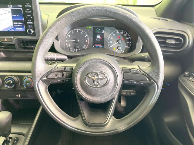 �C���e���A�ɍ��킹���f�U�C���̃X�e�A�����O�́A�^�]�������̂��Ƃ��l���A�^�]���₷���`��A�傫���ł��B�����x�A���ۂɐG���Ă��m���߂��������B