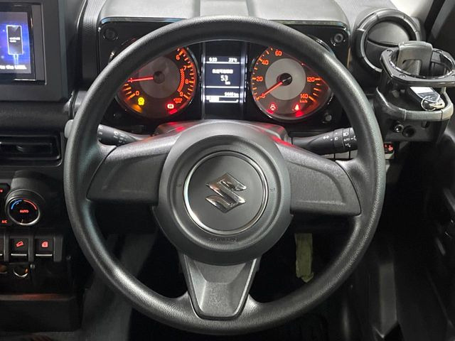 �C���e���A�ɍ��킹���f�U�C���̃X�e�A�����O�́A�^�]�������̂��Ƃ��l���A�^�]���₷���`��A�傫���ł��B�����x�A���ۂɐG���Ă��m���߂��������B