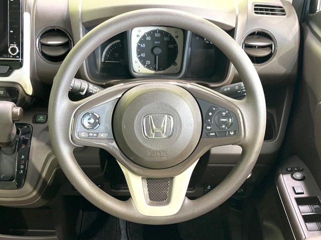 �C���e���A�ɍ��킹���f�U�C���̃X�e�A�����O�́A�^�]�������̂��Ƃ��l���A�^�]���₷���`��A�傫���ł��B�����x�A���ۂɐG���Ă��m���߂��������B