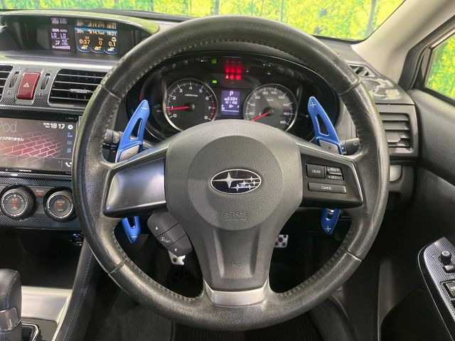 �C���e���A�ɍ��킹���f�U�C���̃X�e�A�����O�́A�^�]�������̂��Ƃ��l���A�^�]���₷���`��A�傫���ł��B�����x�A���ۂɐG���Ă��m���߂��������B