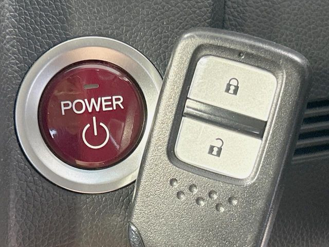 �yHonda�X�}�[�g�L�[�z�J�o����|�P�b�g�ɓ��ꂽ�܂܂ł��h�A�̎{���E�������\�ȃX�}�[�g�L�[�𑕔��B�G���W���̃I���E�I�t�����J�M�����o���K�v����������Ƃ��Ă��֗��ł���