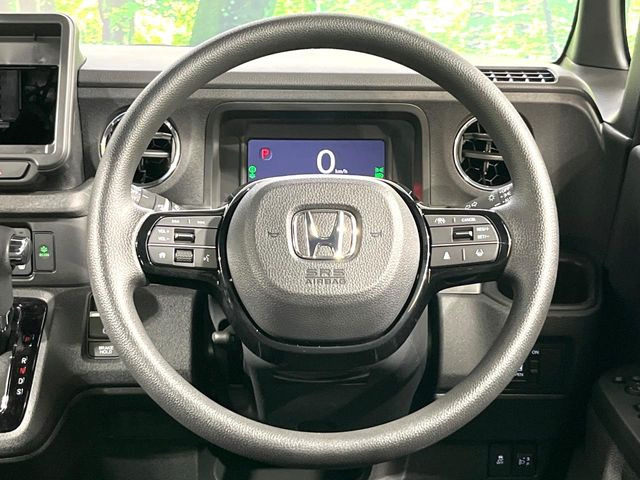 �C���e���A�ɍ��킹���f�U�C���̃X�e�A�����O�́A�^�]�������̂��Ƃ��l���A�^�]���₷���`��A�傫���ł��B�����x�A���ۂɐG���Ă��m���߂��������B