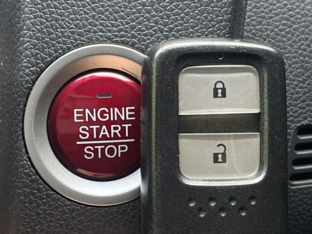 �yHonda�X�}�[�g�L�[�z�J�o����|�P�b�g�ɓ��ꂽ�܂܂ł��h�A�̎{���E�������\�ȃX�}�[�g�L�[�𑕔��B�G���W���̃I���E�I�t�����J�M�����o���K�v����������Ƃ��Ă��֗��ł���