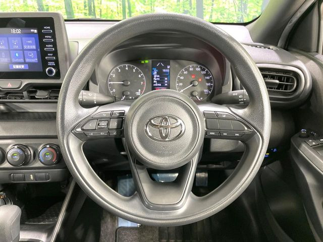 �C���e���A�ɍ��킹���f�U�C���̃X�e�A�����O�́A�^�]�������̂��Ƃ��l���A�^�]���₷���`��A�傫���ł��B�����x�A���ۂɐG���Ă��m���߂��������B