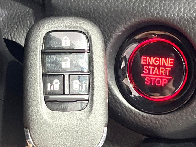 �yHonda�X�}�[�g�L�[�z�J�o����|�P�b�g�ɓ��ꂽ�܂܂ł��h�A�̎{���E�������\�ȃX�}�[�g�L�[�𑕔��B�G���W���̃I���E�I�t�����J�M�����o���K�v����������Ƃ��Ă��֗��ł���