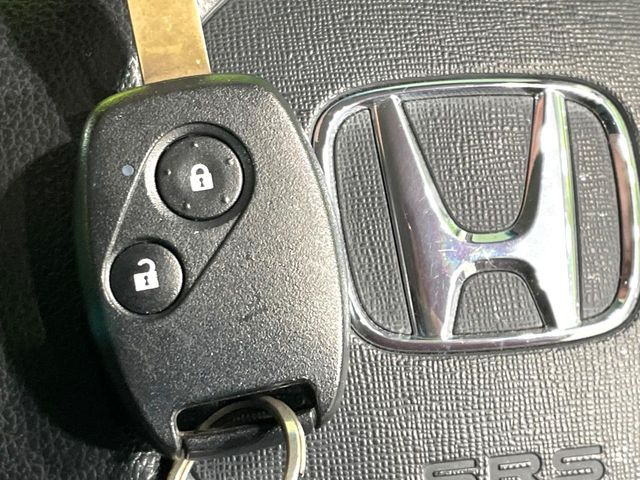 �yHonda�X�}�[�g�L�[�z�J�o����|�P�b�g�ɓ��ꂽ�܂܂ł��h�A�̎{���E�������\�ȃX�}�[�g�L�[�𑕔��B�G���W���̃I���E�I�t�����J�M�����o���K�v����������Ƃ��Ă��֗��ł���