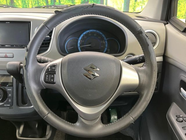 �C���e���A�ɍ��킹���f�U�C���̃X�e�A�����O�́A�^�]�������̂��Ƃ��l���A�^�]���₷���`��A�傫���ł��B�����x�A���ۂɐG���Ă��m���߂��������B