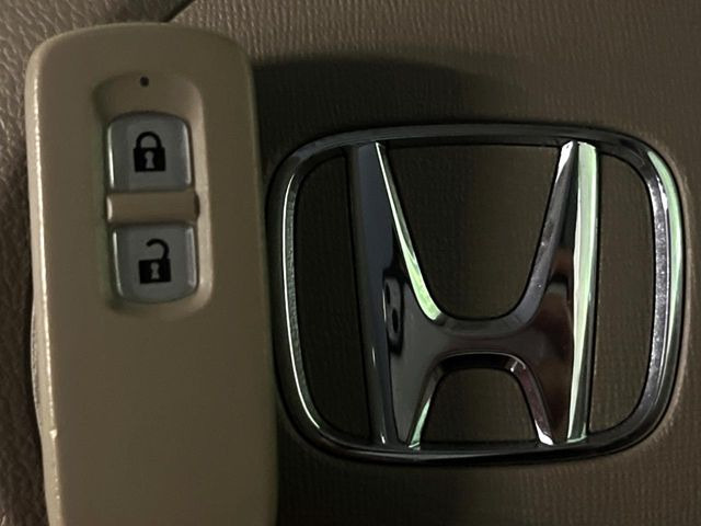 �yHonda�X�}�[�g�L�[�z�J�o����|�P�b�g�ɓ��ꂽ�܂܂ł��h�A�̎{���E�������\�ȃX�}�[�g�L�[�𑕔��B�G���W���̃I���E�I�t�����J�M�����o���K�v����������Ƃ��Ă��֗��ł���