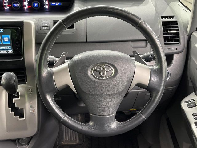 �C���e���A�ɍ��킹���f�U�C���̃X�e�A�����O�́A�^�]�������̂��Ƃ��l���A�^�]���₷���`��A�傫���ł��B�����x�A���ۂɐG���Ă��m���߂��������B