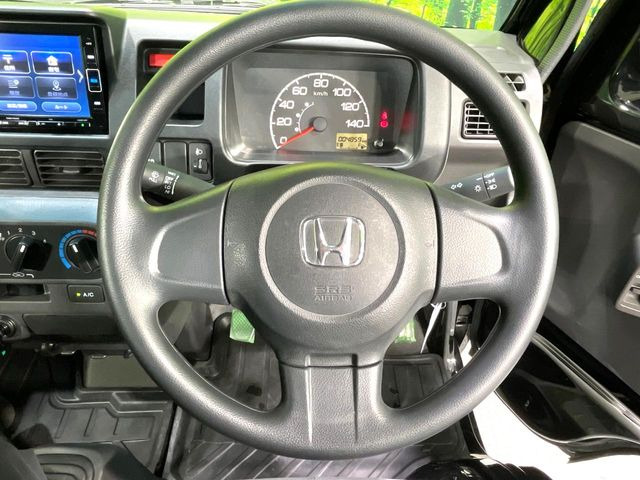 �C���e���A�ɍ��킹���f�U�C���̃X�e�A�����O�́A�^�]�������̂��Ƃ��l���A�^�]���₷���`��A�傫���ł��B�����x�A���ۂɐG���Ă��m���߂��������B