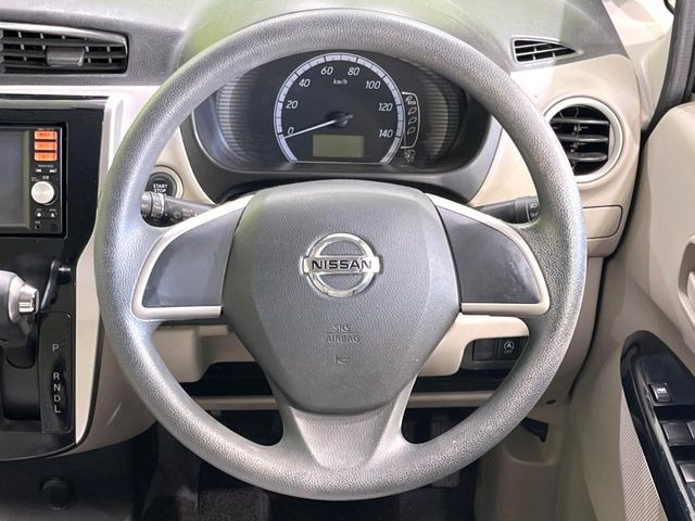 �C���e���A�ɍ��킹���f�U�C���̃X�e�A�����O�́A�^�]�������̂��Ƃ��l���A�^�]���₷���`��A�傫���ł��B�����x�A���ۂɐG���Ă��m���߂��������B