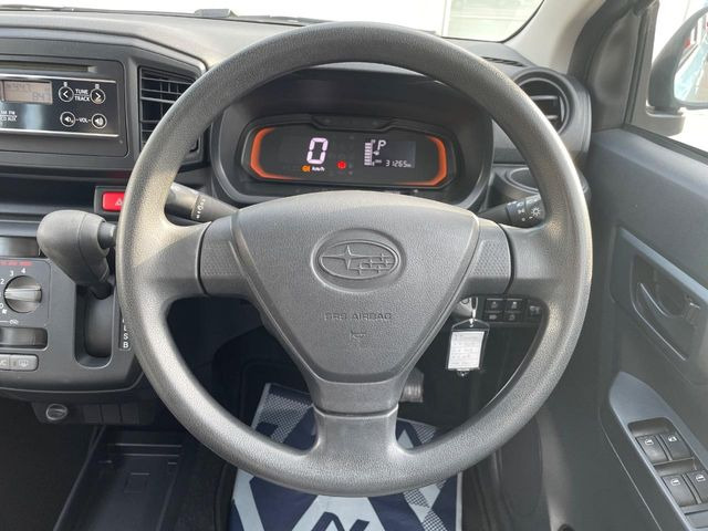 �C���e���A�ɍ��킹���f�U�C���̃X�e�A�����O�́A�^�]�������̂��Ƃ��l���A�^�]���₷���`��A�傫���ł��B�����x�A���ۂɐG���Ă��m���߂��������B