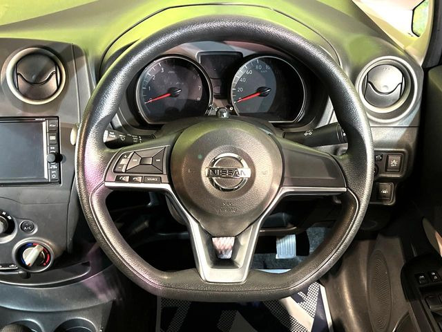 �C���e���A�ɍ��킹���f�U�C���̃X�e�A�����O�́A�^�]�������̂��Ƃ��l���A�^�]���₷���`��A�傫���ł��B�����x�A���ۂɐG���Ă��m���߂��������B