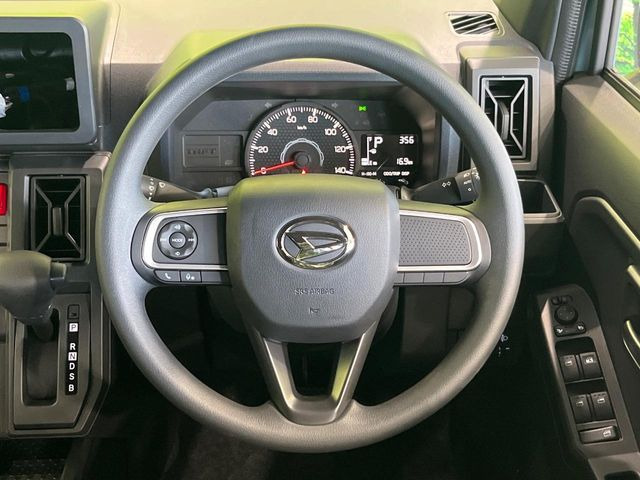 �C���e���A�ɍ��킹���f�U�C���̃X�e�A�����O�́A�^�]�������̂��Ƃ��l���A�^�]���₷���`��A�傫���ł��B�����x�A���ۂɐG���Ă��m���߂��������B