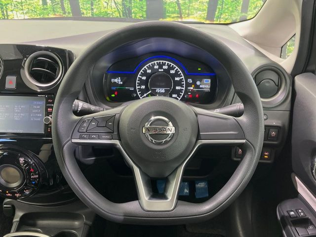 �C���e���A�ɍ��킹���f�U�C���̃X�e�A�����O�́A�^�]�������̂��Ƃ��l���A�^�]���₷���`��A�傫���ł��B�����x�A���ۂɐG���Ă��m���߂��������B