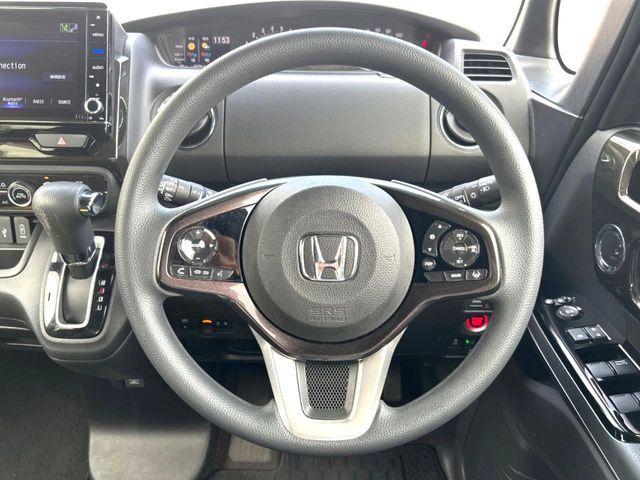 �C���e���A�ɍ��킹���f�U�C���̃X�e�A�����O�́A�^�]�������̂��Ƃ��l���A�^�]���₷���`��A�傫���ł��B�����x�A���ۂɐG���Ă��m���߂��������B