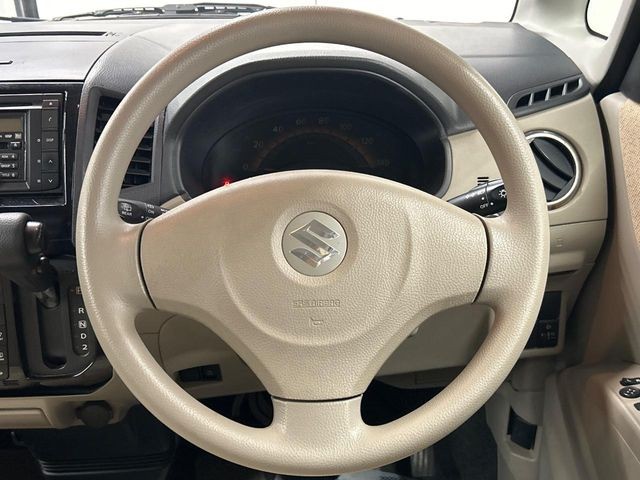 �C���e���A�ɍ��킹���f�U�C���̃X�e�A�����O�́A�^�]�������̂��Ƃ��l���A�^�]���₷���`��A�傫���ł��B�����x�A���ۂɐG���Ă��m���߂��������B