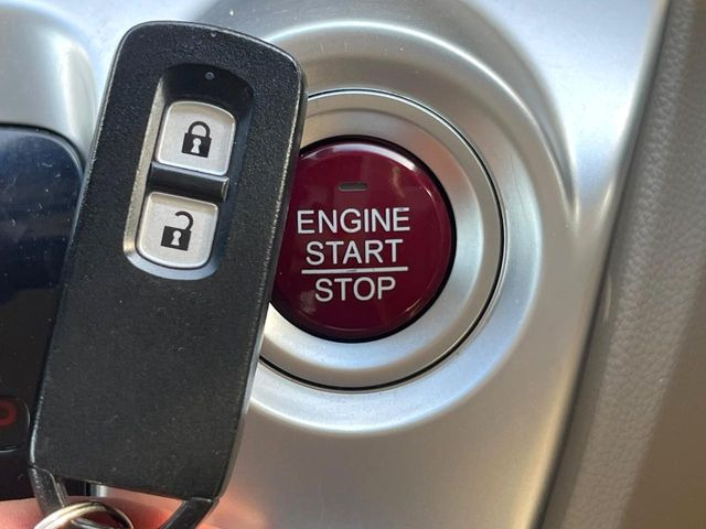 �yHonda�X�}�[�g�L�[�z�J�o����|�P�b�g�ɓ��ꂽ�܂܂ł��h�A�̎{���E�������\�ȃX�}�[�g�L�[�𑕔��B�G���W���̃I���E�I�t�����J�M�����o���K�v����������Ƃ��Ă��֗��ł���