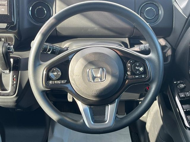 �C���e���A�ɍ��킹���f�U�C���̃X�e�A�����O�́A�^�]�������̂��Ƃ��l���A�^�]���₷���`��A�傫���ł��B�����x�A���ۂɐG���Ă��m���߂��������B