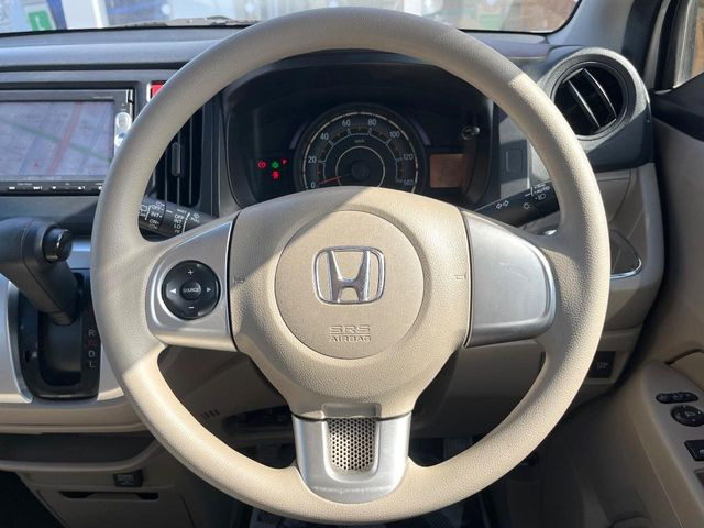 �C���e���A�ɍ��킹���f�U�C���̃X�e�A�����O�́A�^�]�������̂��Ƃ��l���A�^�]���₷���`��A�傫���ł��B�����x�A���ۂɐG���Ă��m���߂��������B