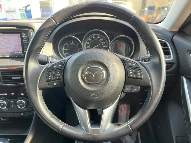 �C���e���A�ɍ��킹���f�U�C���̃X�e�A�����O�́A�^�]�������̂��Ƃ��l���A�^�]���₷���`��A�傫���ł��B�����x�A���ۂɐG���Ă��m���߂��������B