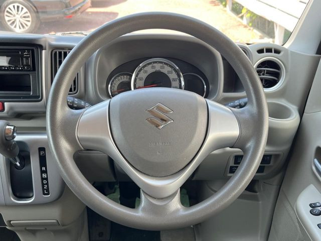 �C���e���A�ɍ��킹���f�U�C���̃X�e�A�����O�́A�^�]�������̂��Ƃ��l���A�^�]���₷���`��A�傫���ł��B�����x�A���ۂɐG���Ă��m���߂��������B
