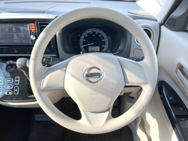 �C���e���A�ɍ��킹���f�U�C���̃X�e�A�����O�́A�^�]�������̂��Ƃ��l���A�^�]���₷���`��A�傫���ł��B�����x�A���ۂɐG���Ă��m���߂��������B