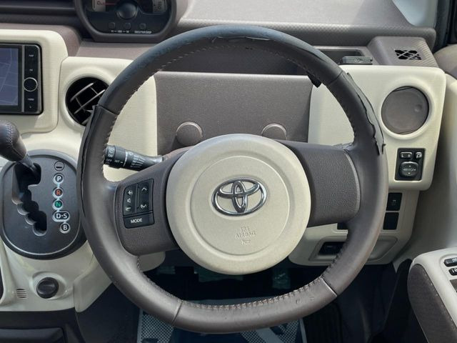 �C���e���A�ɍ��킹���f�U�C���̃X�e�A�����O�́A�^�]�������̂��Ƃ��l���A�^�]���₷���`��A�傫���ł��B�����x�A���ۂɐG���Ă��m���߂��������B