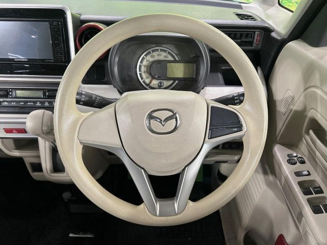 �C���e���A�ɍ��킹���f�U�C���̃X�e�A�����O�́A�^�]�������̂��Ƃ��l���A�^�]���₷���`��A�傫���ł��B�����x�A���ۂɐG���Ă��m���߂��������B