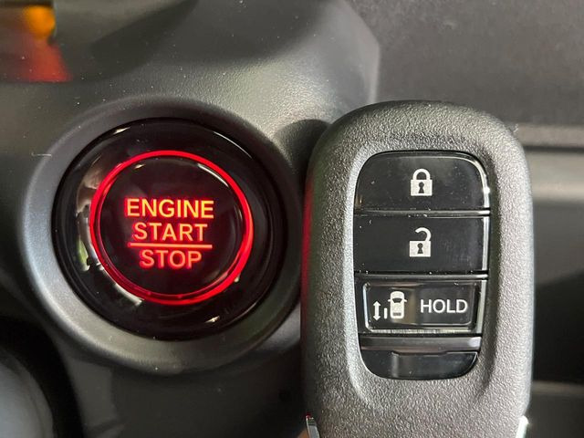 �yHonda�X�}�[�g�L�[�z�J�o����|�P�b�g�ɓ��ꂽ�܂܂ł��h�A�̎{���E�������\�ȃX�}�[�g�L�[�𑕔��B�G���W���̃I���E�I�t�����J�M�����o���K�v����������Ƃ��Ă��֗��ł���