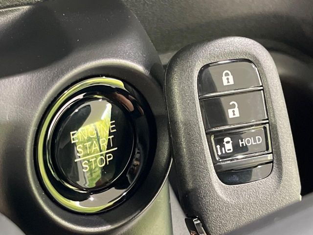 �yHonda�X�}�[�g�L�[�z�J�o����|�P�b�g�ɓ��ꂽ�܂܂ł��h�A�̎{���E�������\�ȃX�}�[�g�L�[�𑕔��B�G���W���̃I���E�I�t�����J�M�����o���K�v����������Ƃ��Ă��֗��ł���
