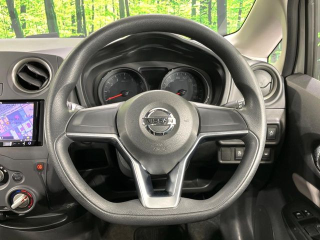 �C���e���A�ɍ��킹���f�U�C���̃X�e�A�����O�́A�^�]�������̂��Ƃ��l���A�^�]���₷���`��A�傫���ł��B�����x�A���ۂɐG���Ă��m���߂��������B