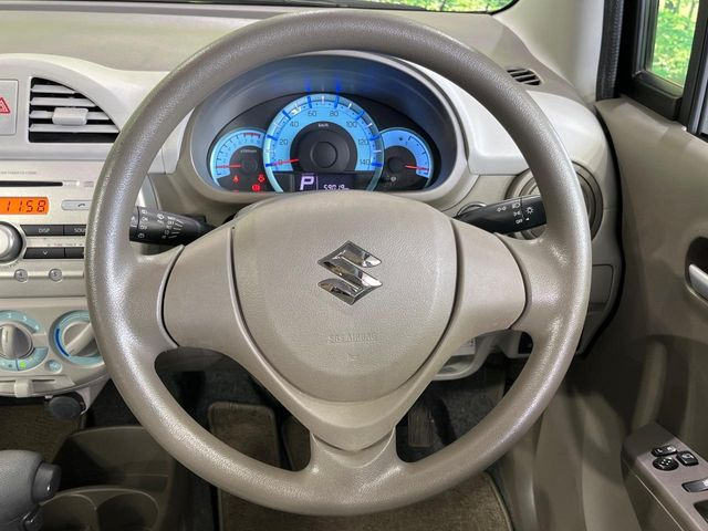 �C���e���A�ɍ��킹���f�U�C���̃X�e�A�����O�́A�^�]�������̂��Ƃ��l���A�^�]���₷���`��A�傫���ł��B�����x�A���ۂɐG���Ă��m���߂��������B